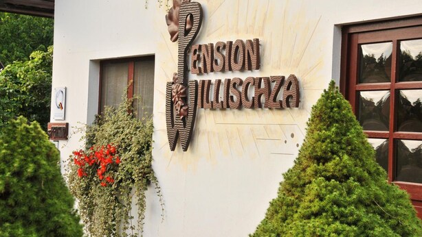 A building with a sign reading "Pension Hulscher." - Willischza (Burg (Spreewald))