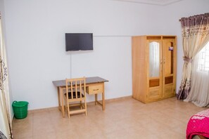 Escritorio, wifi gratis y ropa de cama