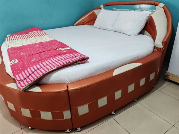 Escritorio, wifi gratis y ropa de cama 