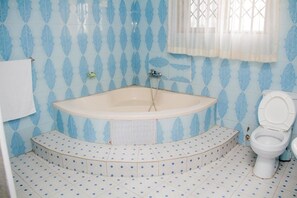 Bañera con ducha, bañera profunda, toallas