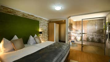 Quarto casal, vista para a montanha | Roupas de cama antialérgicas, cofres nos quartos, quartos à prova de som