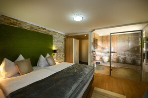 Kahden hengen huone, vuoristonäköala | Allergiatestatut vuodevaatteet, tallelokero huoneessa, äänieristys