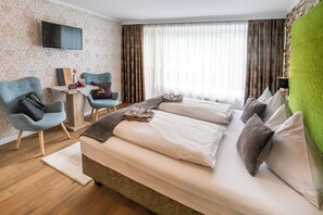 Ropa de cama hipoalergénica y caja de seguridad en la habitación