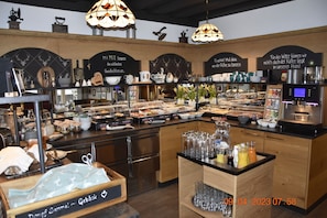 Breakfast buffet - Landhotel Anna (Sankt Martin am Tennengebirge)