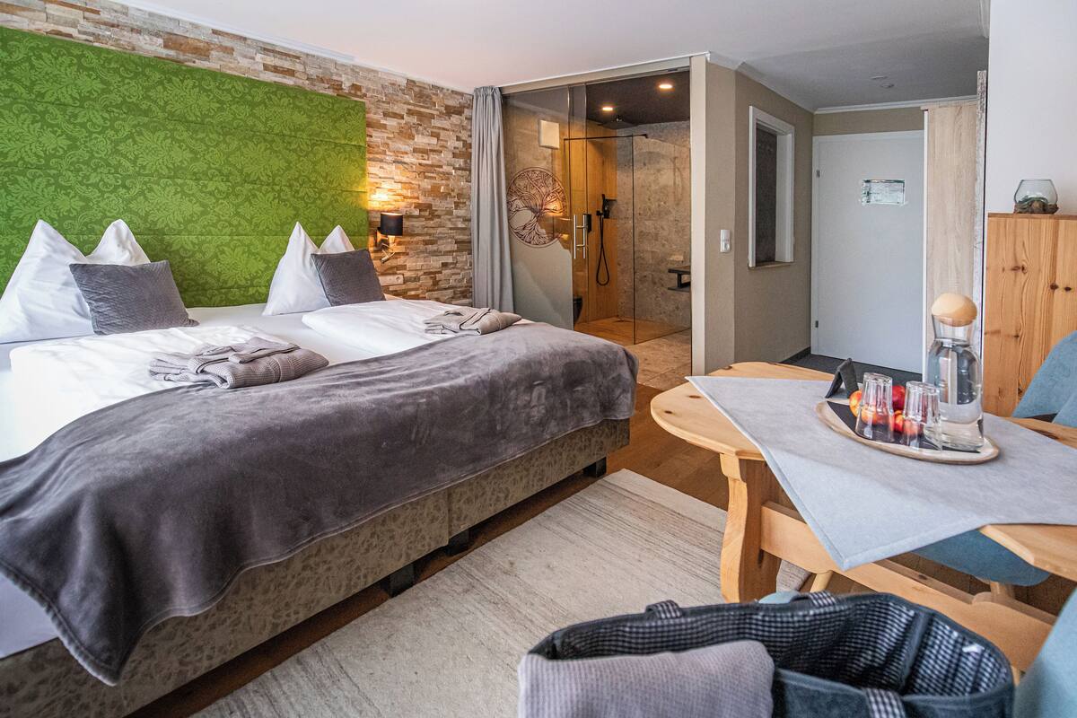 Tweepersoonskamer, uitzicht op bergen | Hypoallergeen beddengoed, een kluis op de kamer, geluiddichte muren