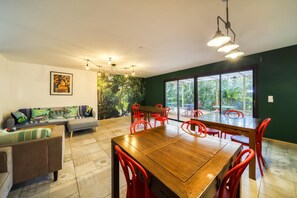 Oven, stovetop, electric kettle, cookware/dishes/utensils - Poivre & Citronnelle (Saint-André)