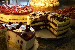 Una variedad de pasteles en una bandeja.