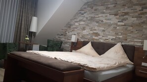 Double Room | Minibar, in-room safe, desk, blackout drapes - Hotel Dreyer (Bad Rothenfelde)