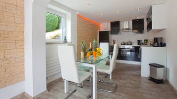 Honeymoon Apartment, Mountain View | Private kitchen | Fridge, oven, stovetop, coffee/tea maker