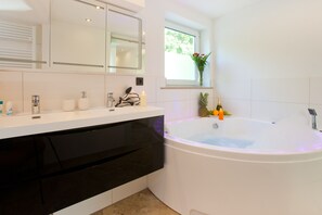 Honeymoon Apartment, Mountain View | Bathroom | Shower, hair dryer - Residenz Cheval Messe FN (Ravensburg)