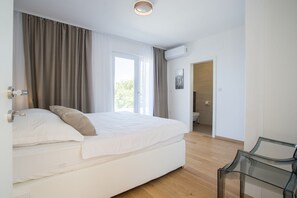 6 bedrooms, in-room safe, iron/ironing board, Internet