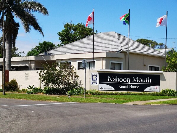 Casa de huéspedes llamada Nahoon Mouth, con un cartel que indica la entrada.