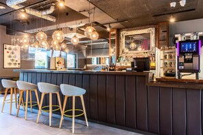 Bar (on property) - Premier Inn Heidelberg City Bahnstadt (Heidelberg)