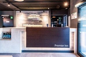 Reception - Premier Inn Heidelberg City Bahnstadt (Heidelberg)