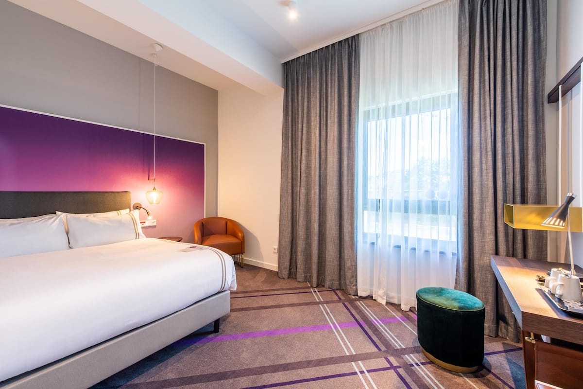 1 bedroom, in-room safe, soundproofing, free WiFi