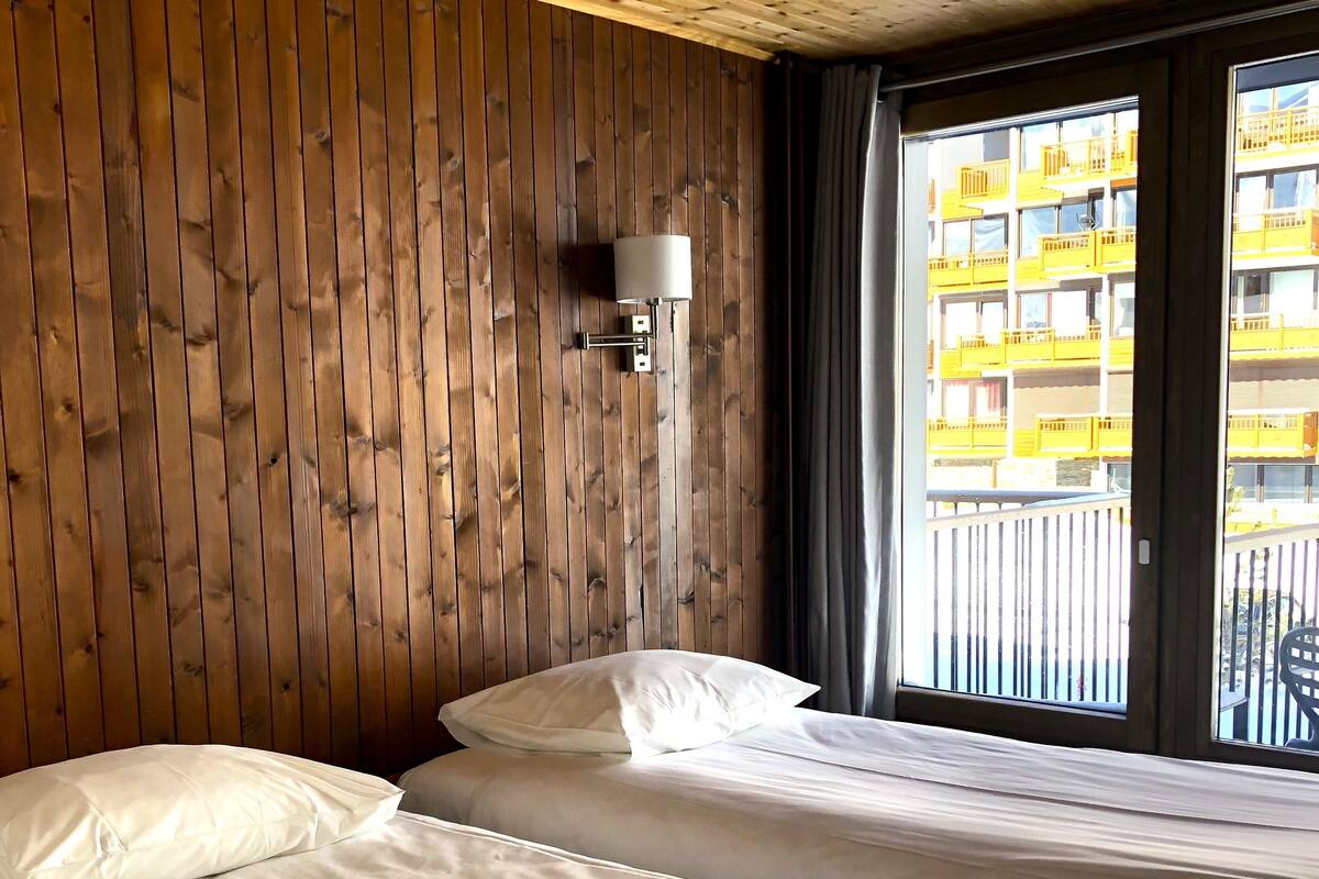 Kamer, 1 twee- of 2 eenpersoonsbedden (Village view) | Een kluis op de kamer, een bureau, een strijkplank/strijkijzer