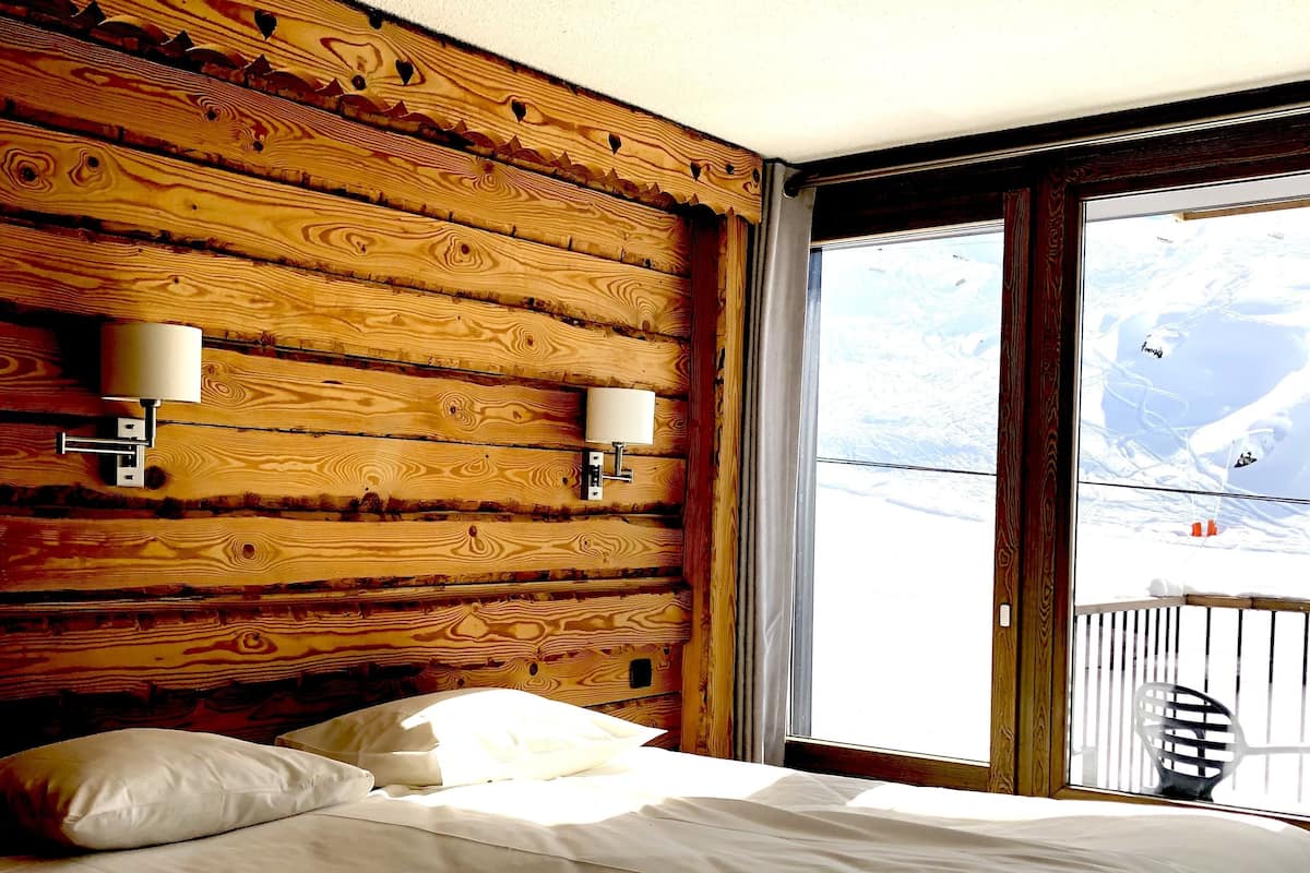 Kamer, 1 twee- of 2 eenpersoonsbedden, uitzicht op bergen | Een kluis op de kamer, een bureau, een strijkplank/strijkijzer