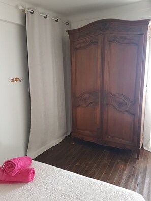 Individually decorated, individually furnished, free cots/infant beds