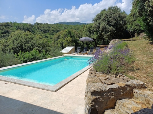 Huvila, oma uima-allas, terassit, metsäinen puutarha, upea rauhallinen, Ranskan eteläosassa