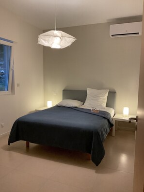 5 habitaciones, tabla de planchar con plancha y cuna de viaje 