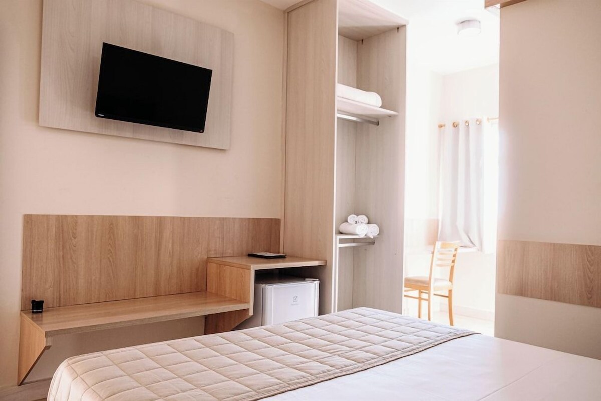 Minibar, escritorio, tabla de planchar con plancha y wifi gratis