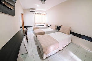 Quarto triplo standard, 3 camas de solteiro | Banheiro | Chuveiro, produtos de toalete grátis, secador de cabelo 
