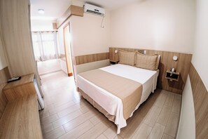Habitación doble estándar, 1 cama matrimonial | Minibar, escritorio, tabla de planchar con plancha y wifi gratis 