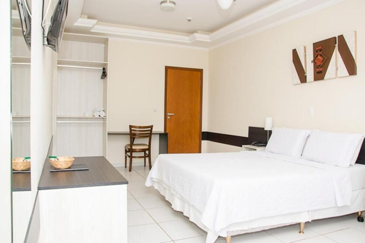 Minibar, escritorio, tabla de planchar con plancha y wifi gratis