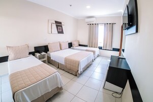 Minibar, escritorio, tabla de planchar con plancha y wifi gratis 