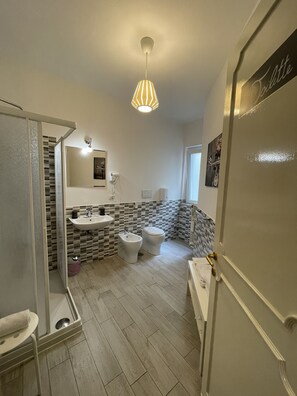Triple Room, Private Bathroom | Bathroom | Shower, free toiletries, hair dryer, towels - Trastevere Sweet Rest (Rome)