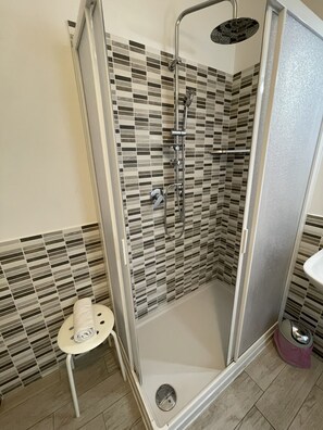Shower, free toiletries, hair dryer, towels - Trastevere Sweet Rest (Rome)