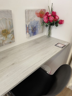 Kahden hengen huone, oma kylpyhuone | Tallelokero huoneessa, pimennysverhot, silitysrauta/-lauta