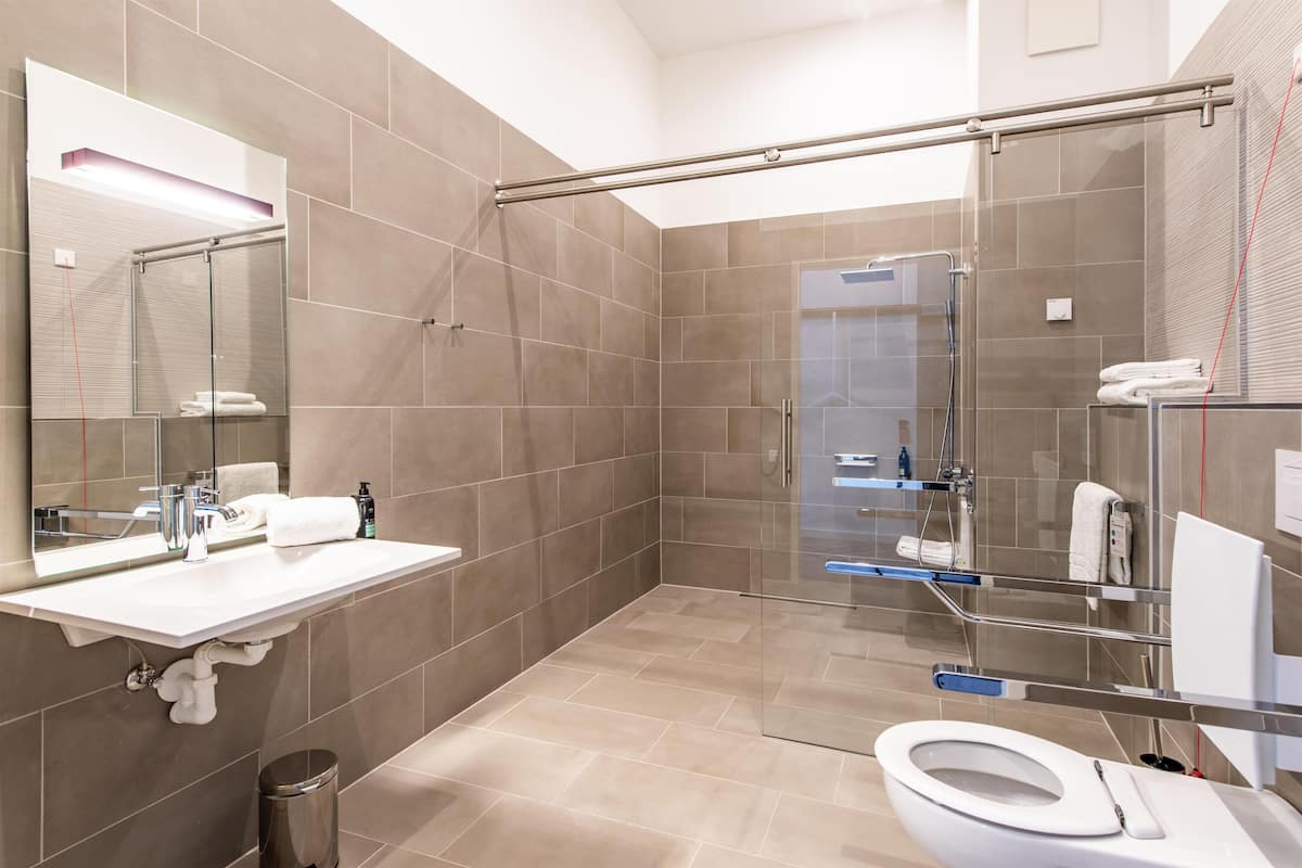 Chambre double, douche accessible en fauteuil roulant | Salle de bain adaptée