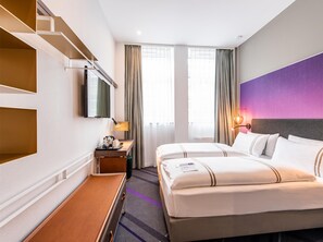 Quarto casal ou duplo standard | Cofres nos quartos, quartos à prova de som, Wi-Fi de cortesia