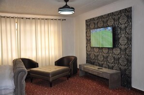 Rom (Super Deluxe) | Oppholdsområde | En 50-tommers Flatskjerm-TV med Parabol-TV samt TV