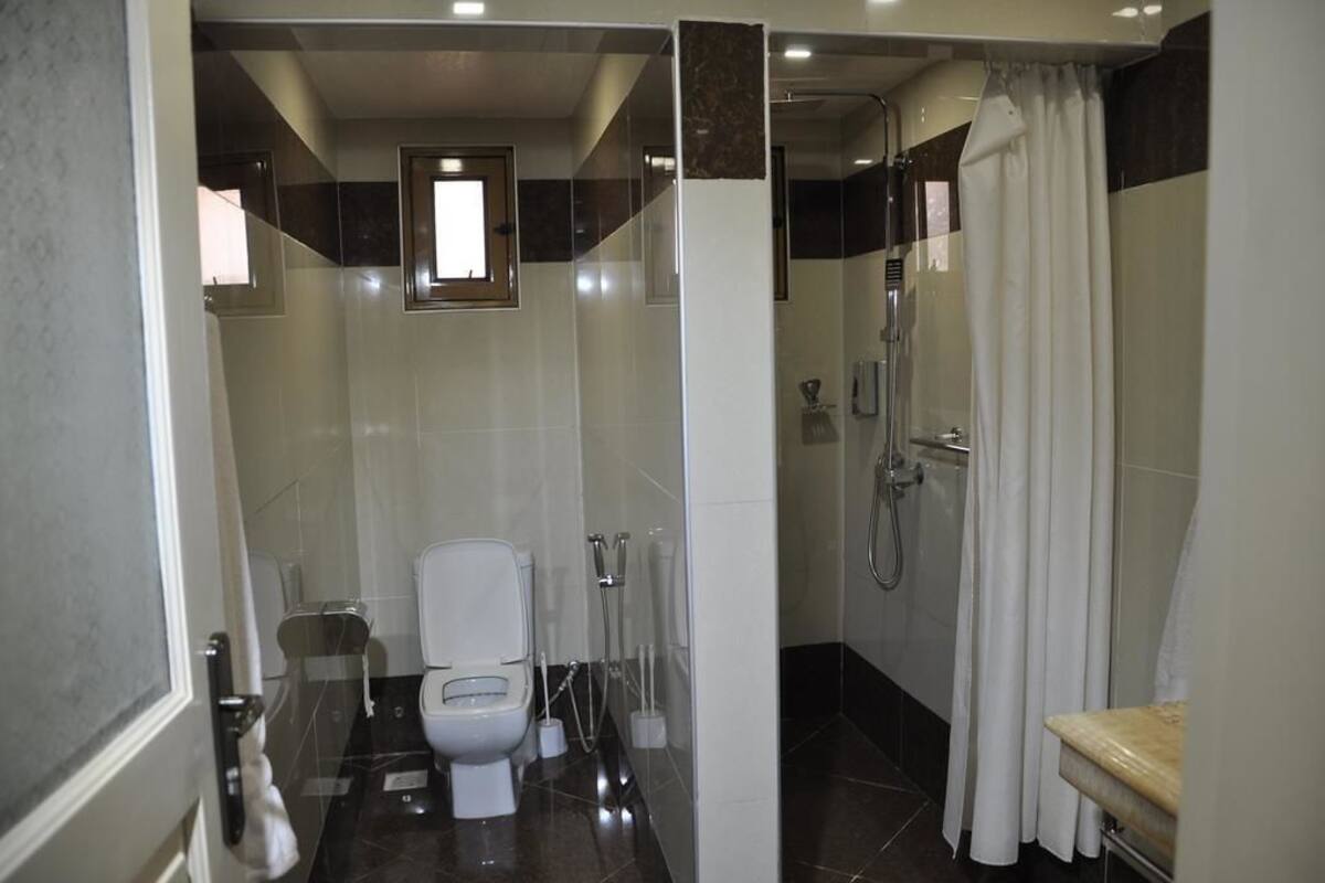 Shower, rainfall showerhead, free toiletries, bathrobes