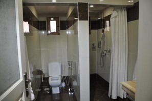 Dusj, regndusjhode, toalettartikler (inkludert) og badekåper