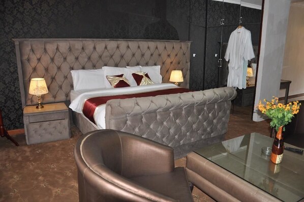 Skrivebord, blendingsgardiner, wi-fi (inkludert) og sengetøy