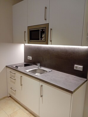 Lemari es, microwave, kompor, dan peralatan masak/sendok-piring