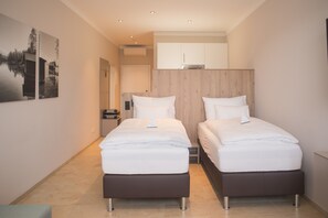 Kamar Double atau Twin | Brankas, meja kerja, ruang kerja ramah laptop, dan tirai kedap cahaya