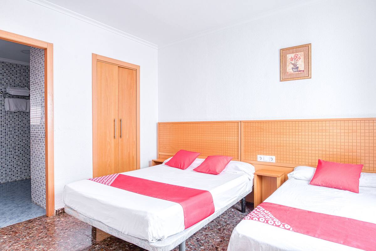 Habitación familiar | Escritorio, wifi gratis, ropa de cama