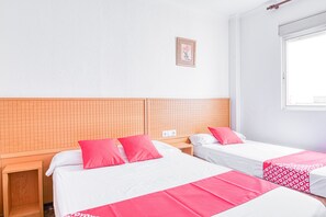 Family Room | Desk, free WiFi, bed sheets - Hostal Nova Picanya (Picanya)