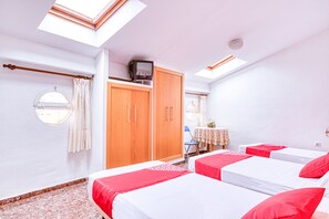 Triple Room | Desk, free WiFi, bed sheets - Hostal Nova Picanya (Picanya)