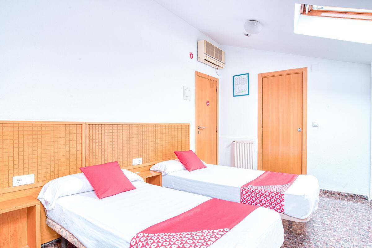 Habitación triple | Escritorio, wifi gratis, ropa de cama