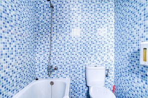 Habitación con 2 camas individuales | Baño | Ducha, artículos de higiene personal gratuitos y secador de pelo