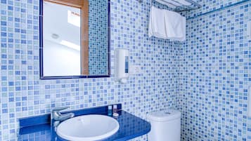Habitació triple | Bany | Dutxa, articles de tocador gratuïts, assecador de cabells i tovalloles