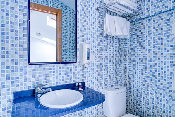 Habitación triple | Baño | Ducha, artículos de higiene personal gratuitos y secador de pelo