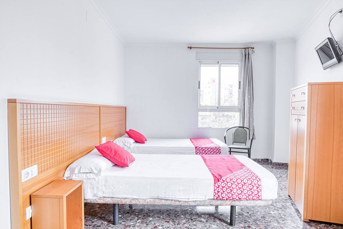 Habitación con 2 camas individuales | Escritorio, wifi gratis, ropa de cama