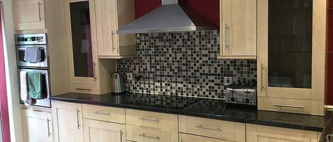 Appartamento | Cucina privata | Frigorifero con congelatore, microonde, forno, piano cottura