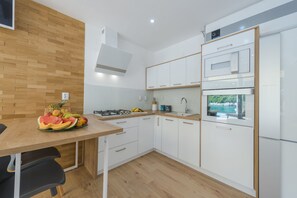 Mikrowelle, Ofen, Wasserkocher mit Kaffee-/Teezubehör, Wasserkocher